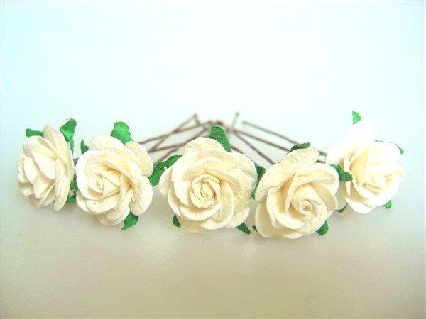 Cream open roses 2.5cm