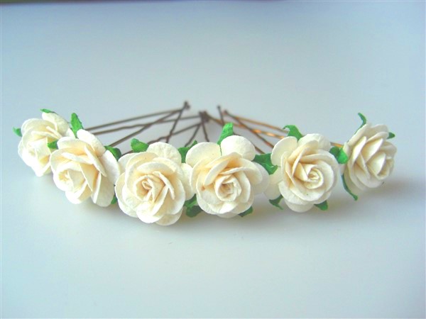 Cream open roses 2cm