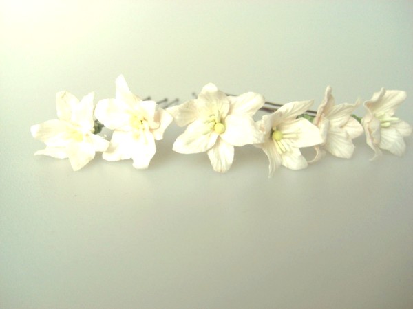Cream lily hair flowers